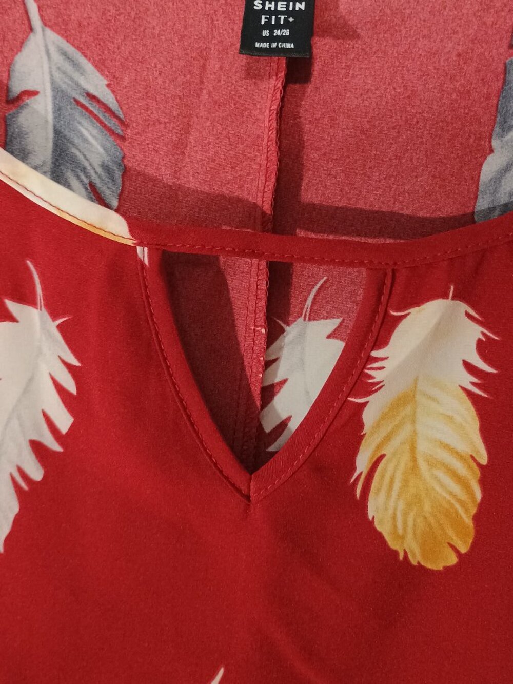 SHEIN Fit+ Red Feather Print Blouse 4X 24/26 Plus Size Split Neck Short Sleeve - Picture 4 of 8